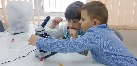 Елецкие дошкольники учатся работать с микроскопом в школьном «Кванториуме»