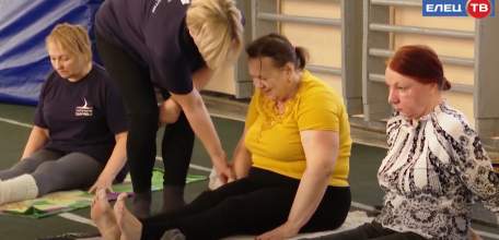 Асана вместо дивана: елецкие пенсионеры продолжают осваивать йогу