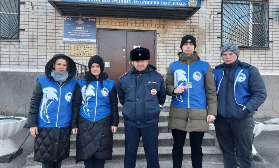 Акция ГИБДД Ельца и волонтеров по предупреждению ДТП с участием несовершеннолетних пассажиров