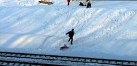 Ледовые горки опасны, особенно вблизи железной дороги  и проезжей части!