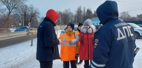 ГИБДД Ельца и школьники СШ № 8 провели профилактическое мероприятие на улицах города