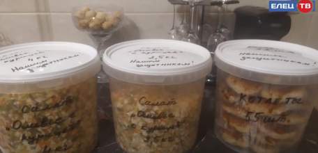 С теплом и заботой: ельчанки отправляют на передовую домашнюю еду