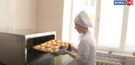 С пылу, с жару: 400 пирожков испекли елецкие студенты для мобилизованных земляков