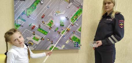 Сотрудники Госавтоинспекции проводят с детьми обучающие занятия