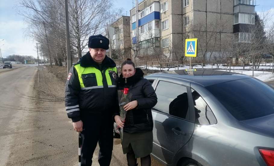 Начальник  Госавтоинспекции Елецкого района поздравляет женщин-водителей с наступающим праздником