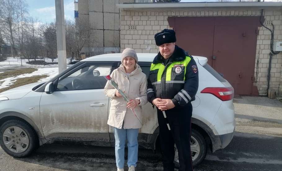 Начальник  Госавтоинспекции Елецкого района поздравляет женщин-водителей с наступающим праздником