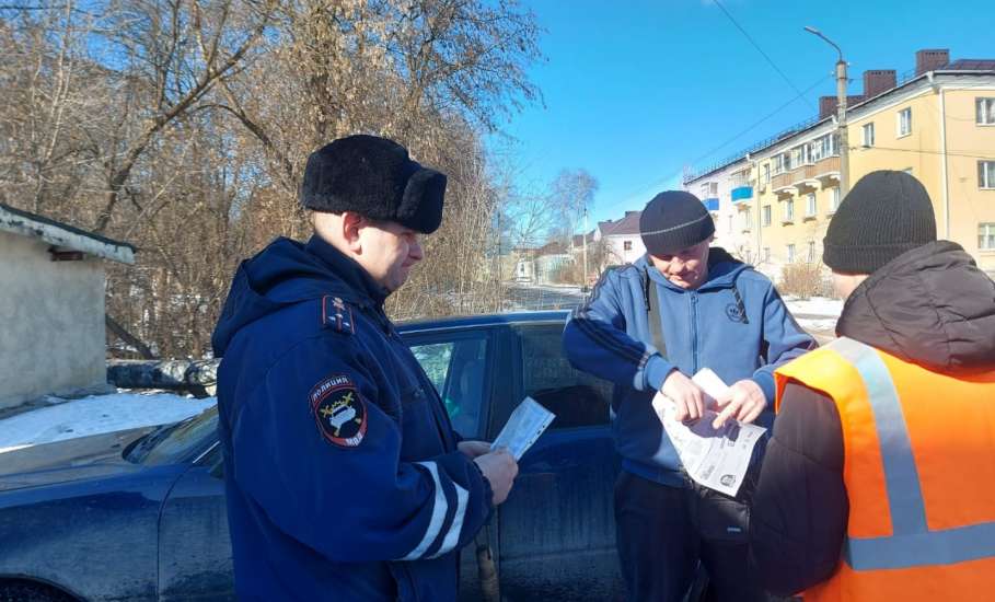 В Ельце вручали памятки о безопасном поведении на дороге