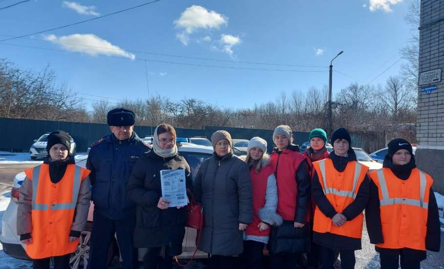 В Ельце вручали памятки о безопасном поведении на дороге