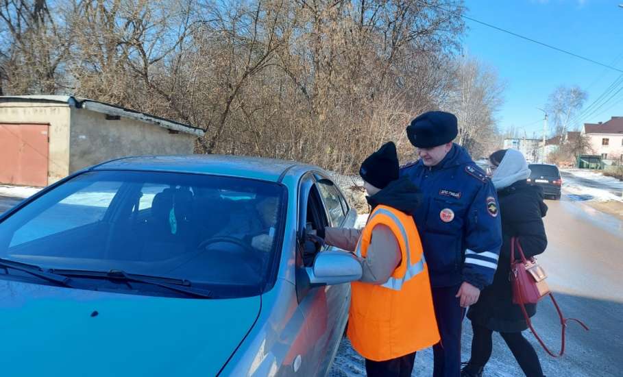 В Ельце вручали памятки о безопасном поведении на дороге