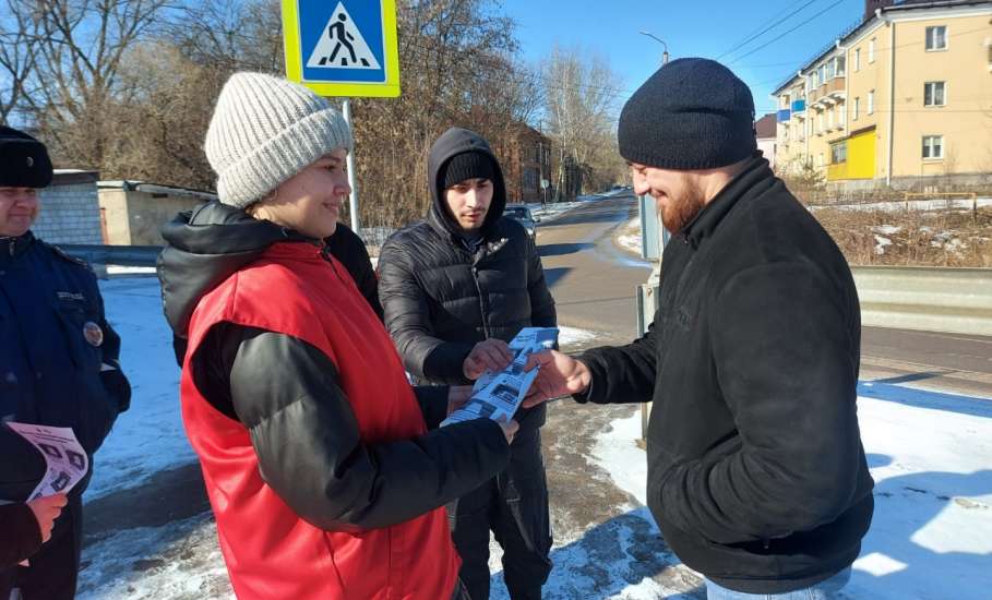 В Ельце вручали памятки о безопасном поведении на дороге