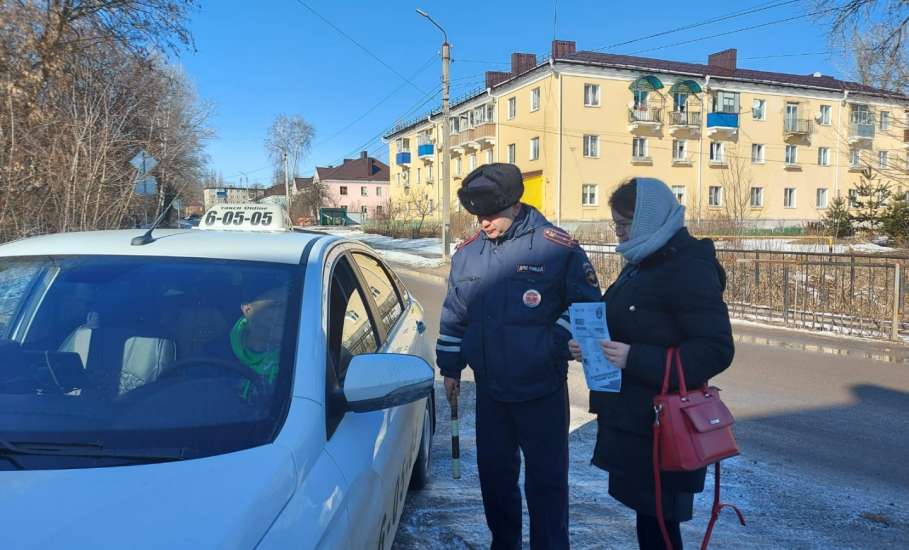 В Ельце вручали памятки о безопасном поведении на дороге