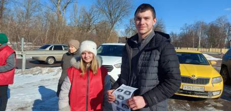 В Ельце вручали памятки о безопасном поведении на дороге