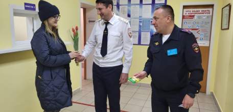 В Ельце сотрудники полиции присоединились к Всероссийской акции МВД России «8 Марта в каждый дом»