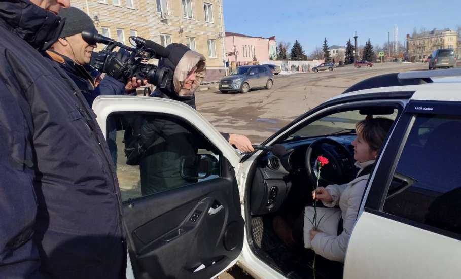 Представительниц прекрасного пола поздравили с наступающим Международным женским днем сотрудники ОГИБДД ОМВД России по г. Ельцу