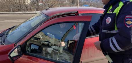 Представительниц прекрасного пола поздравили с наступающим Международным женским днем сотрудники ОГИБДД ОМВД России по г. Ельцу