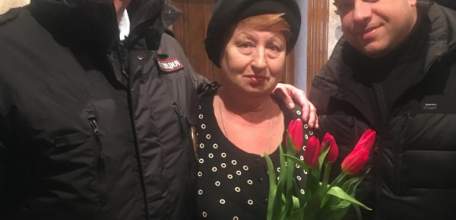 Сотрудники ОМВД России по городу Ельцу присоединились к акции МВД России «8 Марта В каждый Дом»