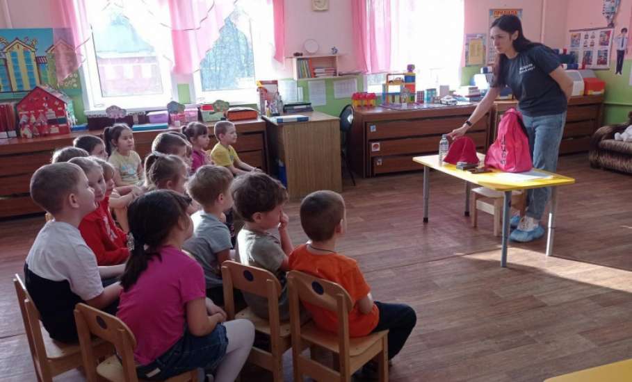 В детских садах и школах города инструкторы поисково-спасательного отряда «ЛизаАлерт» проводят профилактические беседы с детьми