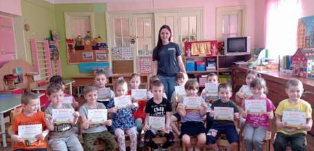 В детских садах и школах города инструкторы поисково-спасательного отряда «ЛизаАлерт» проводят профилактические беседы с детьми