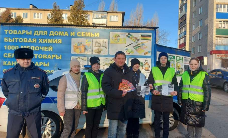 ГИБДД совместно с отрядом ЮИД вручали бесплатные билеты в цирк несовершеннолетним пассажирам автомобилей