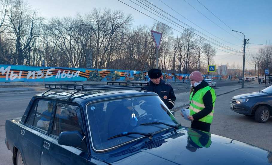 ГИБДД совместно с отрядом ЮИД вручали бесплатные билеты в цирк несовершеннолетним пассажирам автомобилей