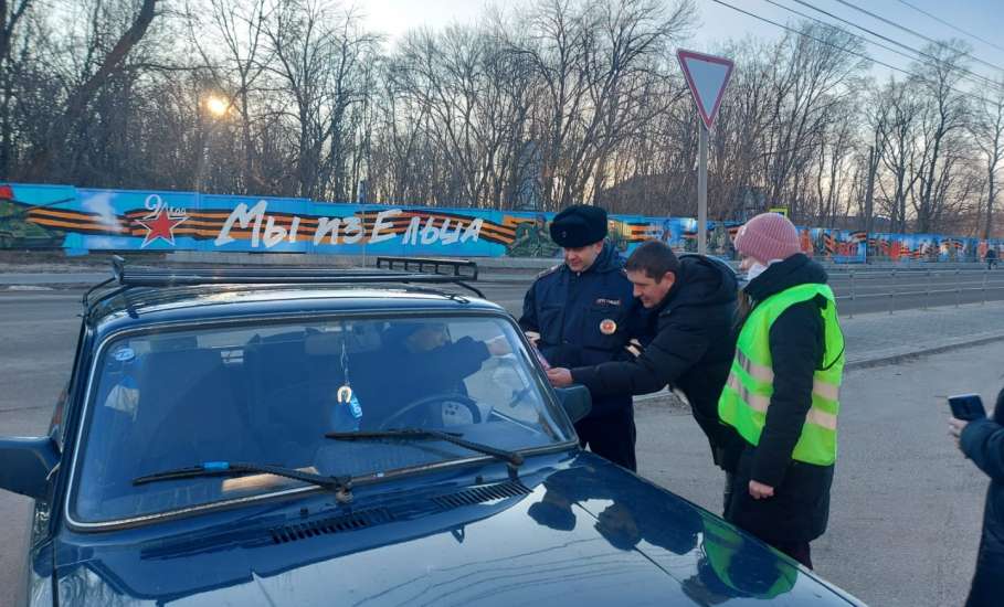 ГИБДД совместно с отрядом ЮИД вручали бесплатные билеты в цирк несовершеннолетним пассажирам автомобилей