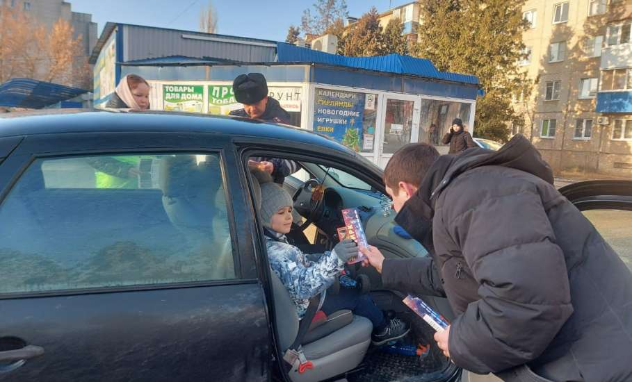 ГИБДД совместно с отрядом ЮИД вручали бесплатные билеты в цирк несовершеннолетним пассажирам автомобилей