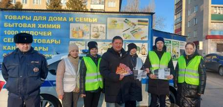 ГИБДД совместно с отрядом ЮИД вручали бесплатные билеты в цирк несовершеннолетним пассажирам автомобилей