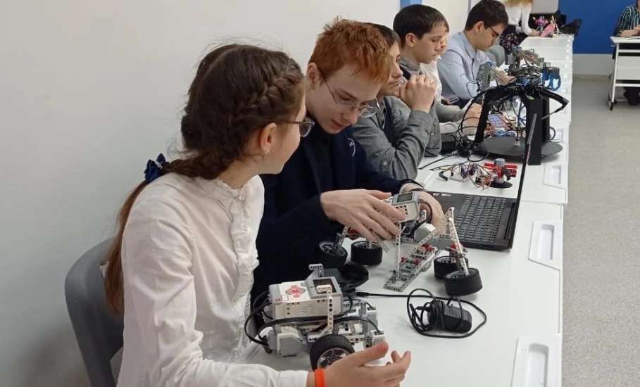 В школьном «Кванториуме» в Ельце прошел фестиваль робототехники
