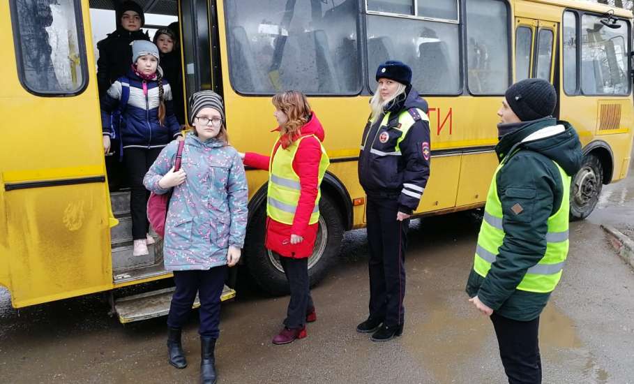 Сотрудники Госавтоинспекции совместно с родителями проверяют правила перевозки детей-пассажиров
