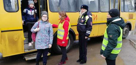 Сотрудники Госавтоинспекции совместно с родителями проверяют правила перевозки детей-пассажиров