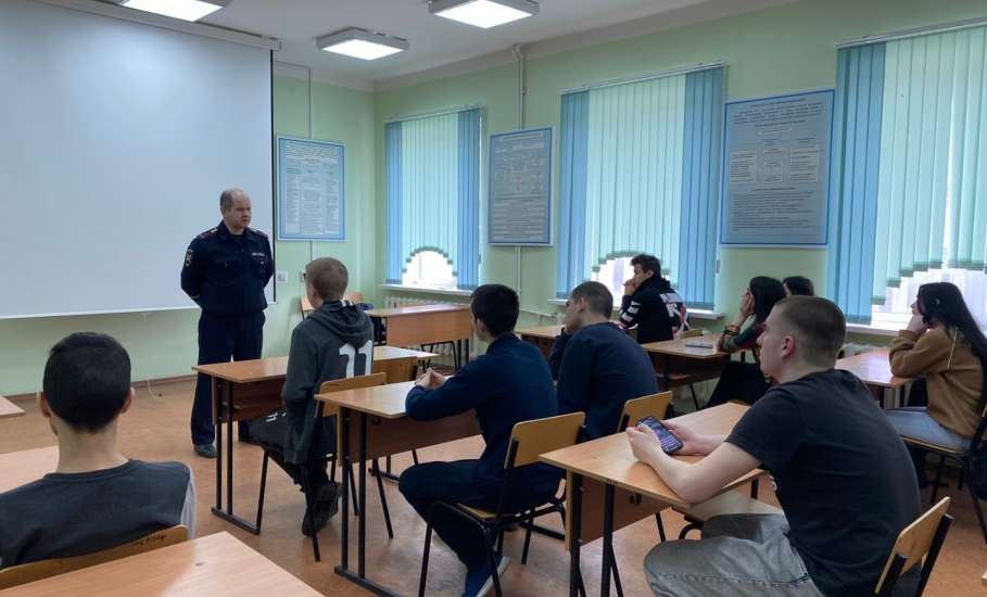 Сотрудники ГИБДД Ельца провели профилактическое занятие со студентами «РосНОУ»