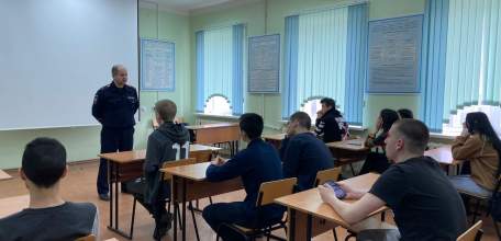 Сотрудники ГИБДД Ельца провели профилактическое занятие со студентами «РосНОУ»