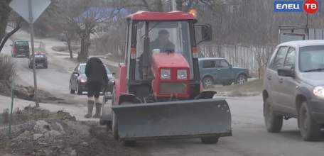 На помощь приходит техника: в Ельце коммунальщики приступили к уборке основных городских магистралей