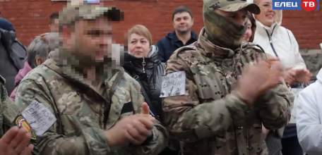 Из отпуска в зону СВО на новой «Ниве: в Ельце проводили пятерых мобилизованных ельчан к месту службы