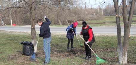 Апрельские субботники: ельчане приводят улицы города и парки в порядок