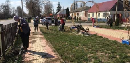 Весенняя уборка территории - добрая традиция