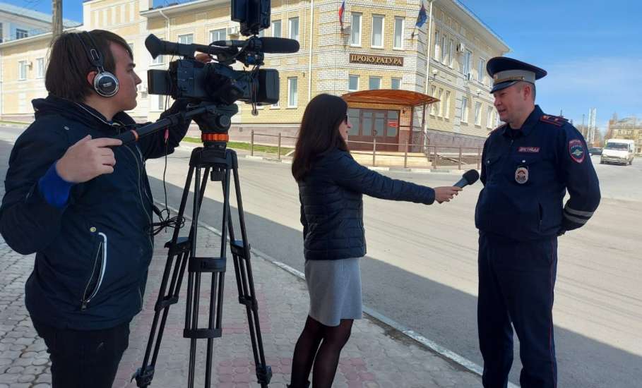 Сотрудники ГИБДД Ельца совместно с ЕТРК провели акцию по предупреждению ДТП с участием мототехники и средств индивидуальной мобильности