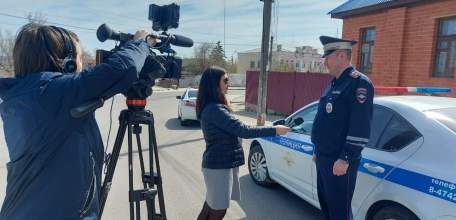 Сотрудники ГИБДД Ельца совместно с ЕТРК провели акцию по предупреждению ДТП с участием мототехники и средств индивидуальной мобильности