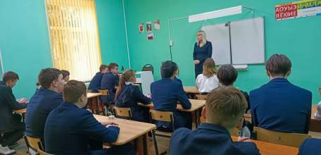 Сотрудники Госавтоинспекции проводят беседы со старшеклассниками о правилах управления мототранспортом