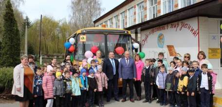 Глава Елецкого района вручил ключи от новых автобусов образовательным организациям