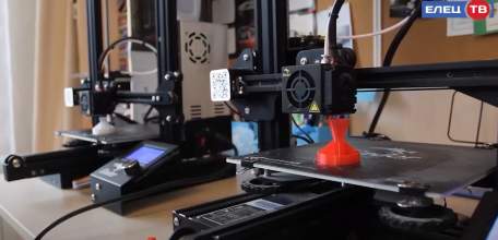 Ученик школы №10 Игорь Ружанский на 3-D принтере изготавливает необходимые вещи для солдат СВО