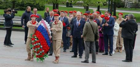 Делегация елецких юнармейцев приняла участие в церемонии возложения цветов к Могиле Неизвестного Солдата в Москве
