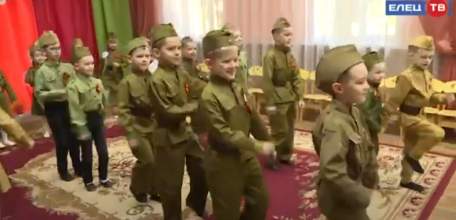 Дети с родителями и воспитатели детского сада №10 приняли участие в акции «Сад Памяти»