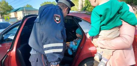 ГИБДД и ЮИД вручили подарки законопослушным водителям