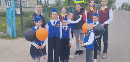 Сотрудники Госавтоинспекции, члены отряда ЮИД и добровольцы вручали водителям символ Победы