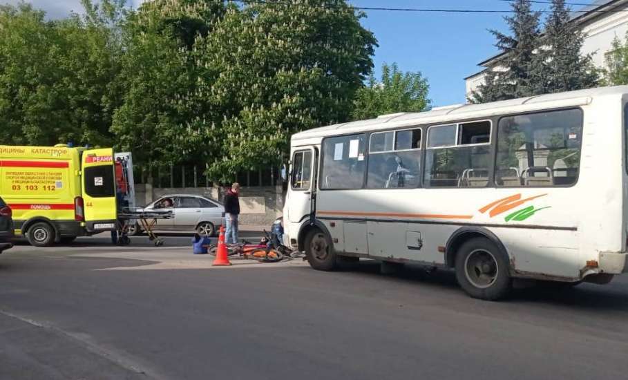 В Ельце велосипедист попал под колеса ПАЗа