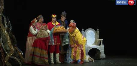 Дети из семей мобилизованных ельчан побывали на премьере сказки «Царевна-лягушка» в драмтеатре