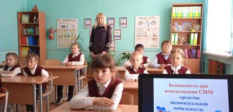 Сотрудники Госавтоинспекции совместно с отрядом ЮИД проводят обучающие занятия