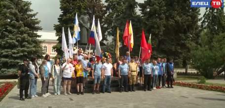 «Поклонимся великим тем годам»: путь участников патриотического авто-веломарша проходит через Елец