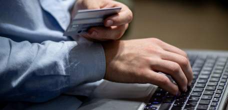 Один поддался, а второй задумался...